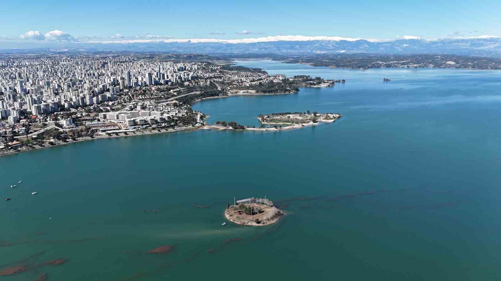 Adana’da gölde su seviyesi yükseldi, Sevgi Adası yolu kayboldu
