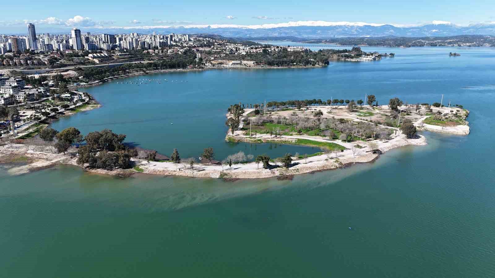 Adana’da gölde su seviyesi yükseldi, Sevgi Adası yolu kayboldu
