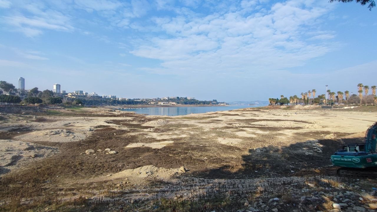 Adana’da gölde su seviyesi yükseldi, Sevgi Adası yolu kayboldu
