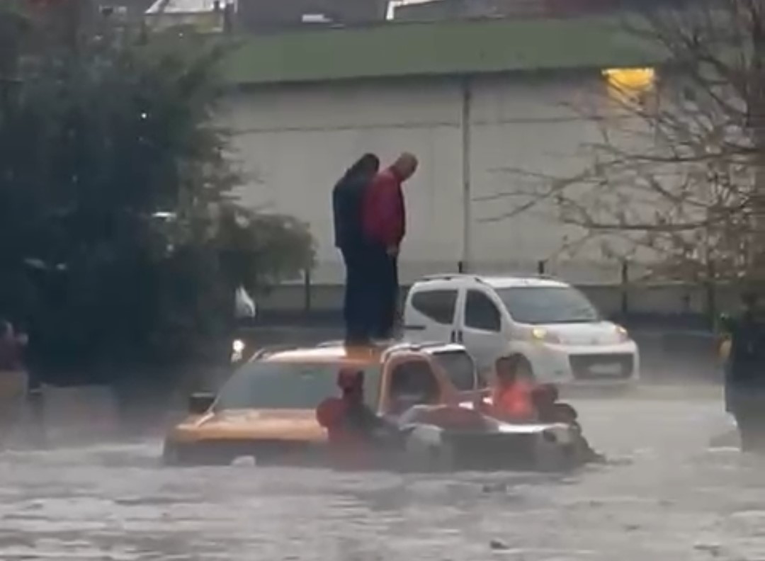 Adana’da göle dönen yolda mahsur kalan araçtaki 2 kişi kurtarıldı
