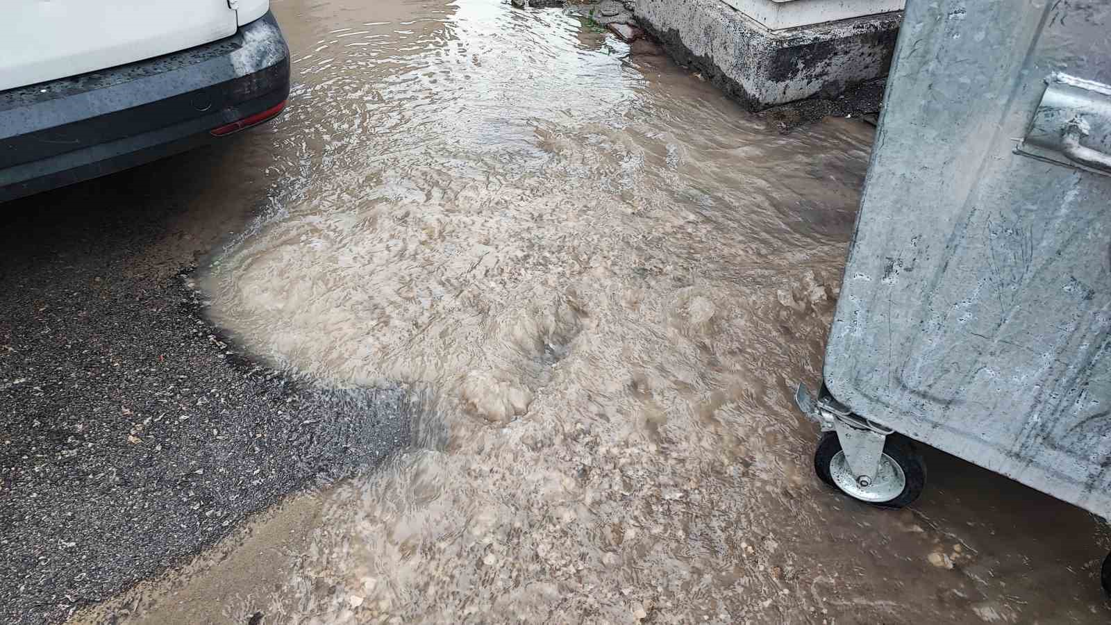 Adana’da içme suyu borusu patladı, cadde göle döndü
