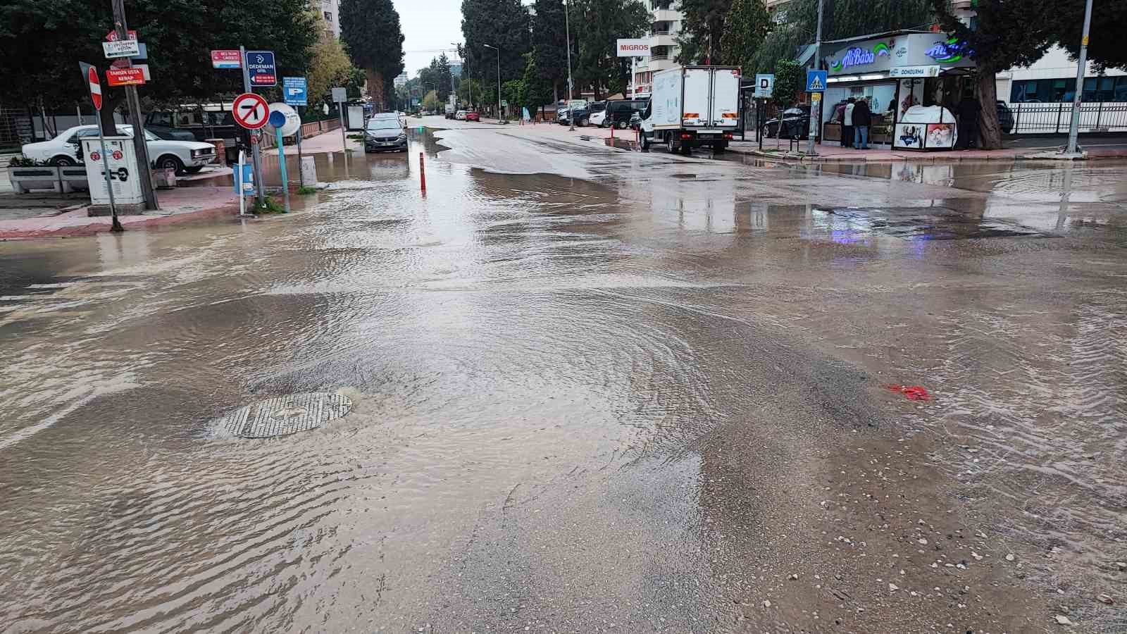 Adana’da içme suyu borusu patladı, cadde göle döndü
