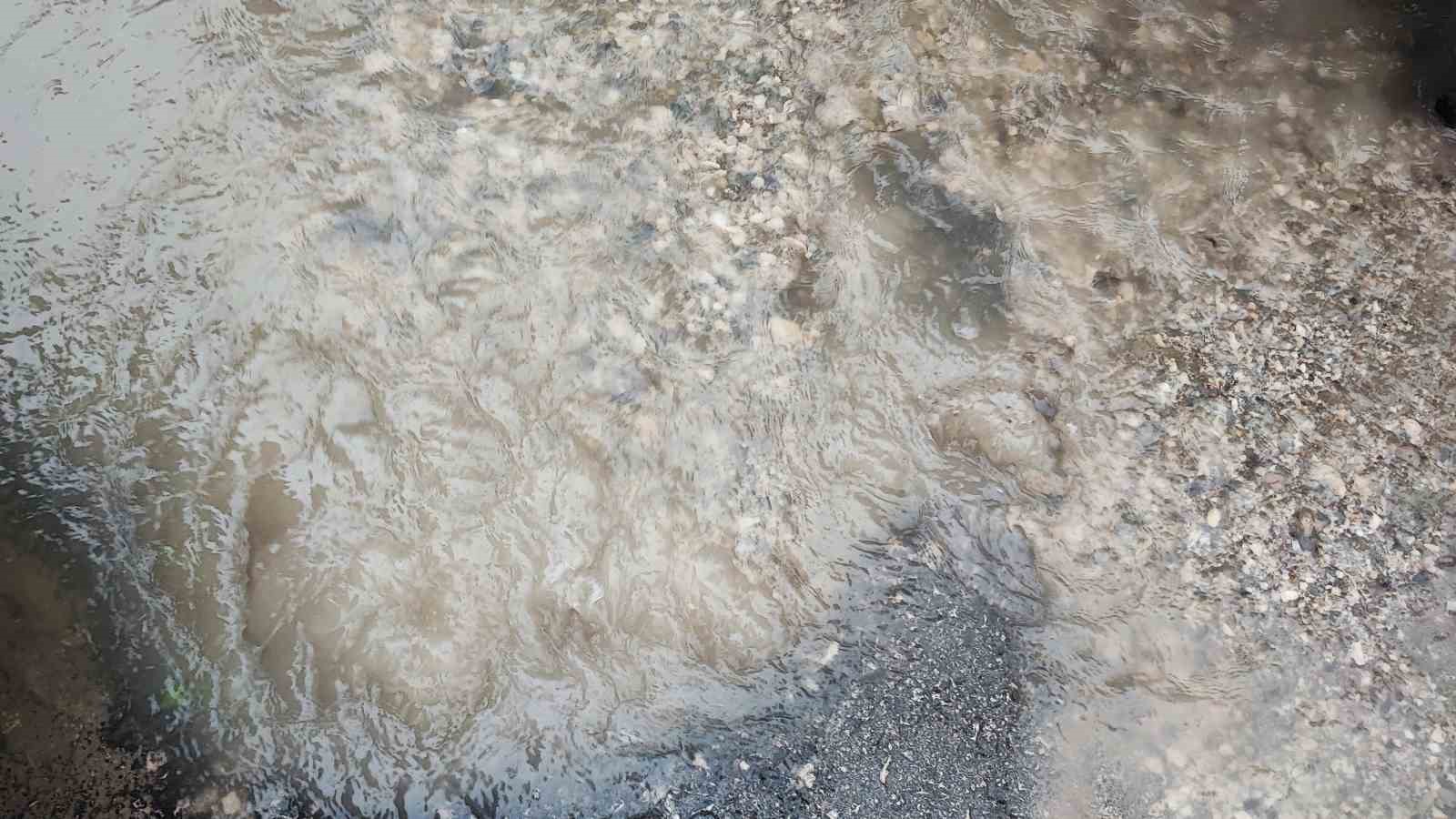 Adana’da içme suyu borusu patladı, cadde göle döndü
