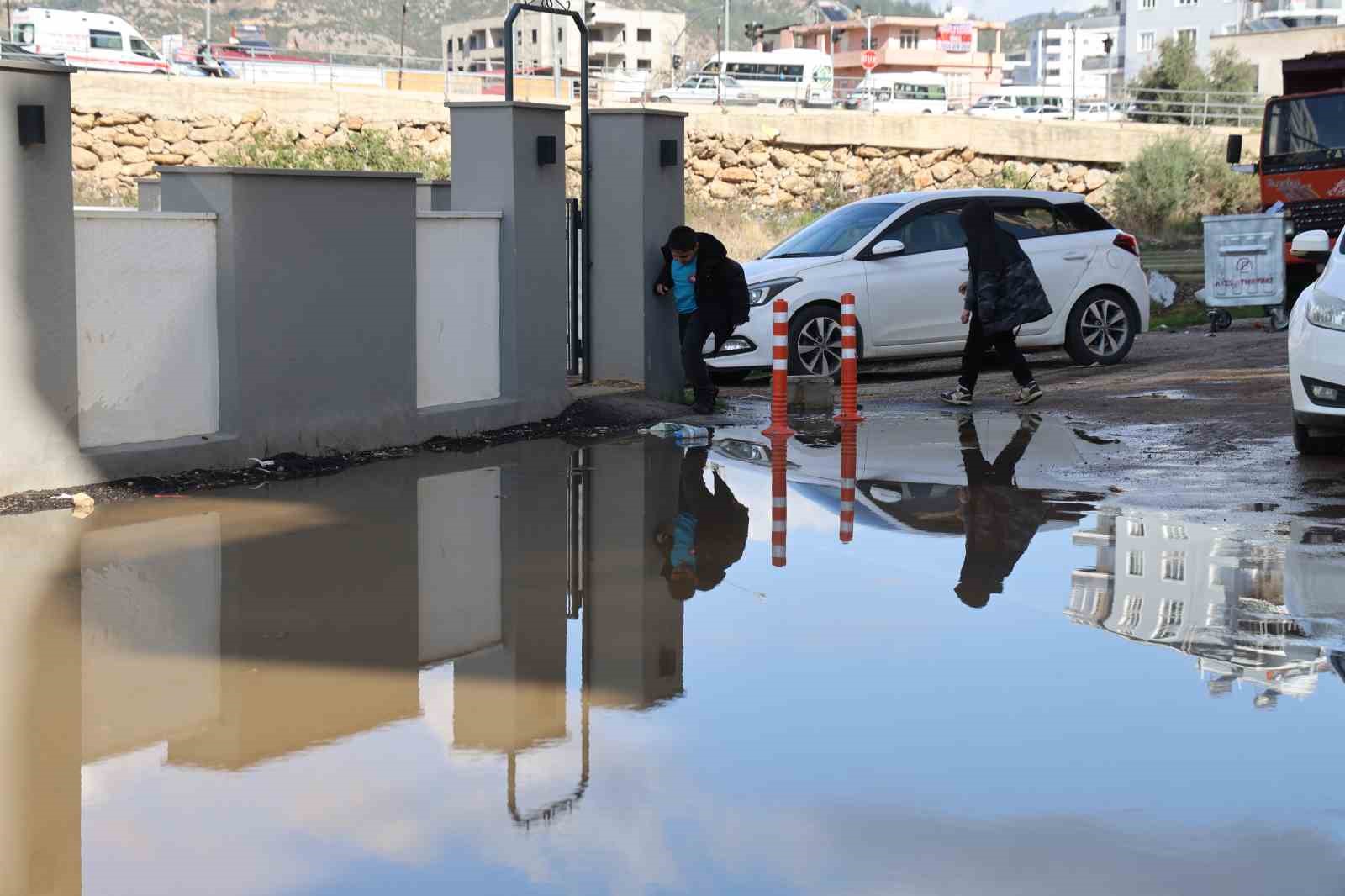Adana’da iğrenç manzara: Lağımlar sokağa taşıyor, çocuklar üzerinden atlamak zorunda kalıyor
