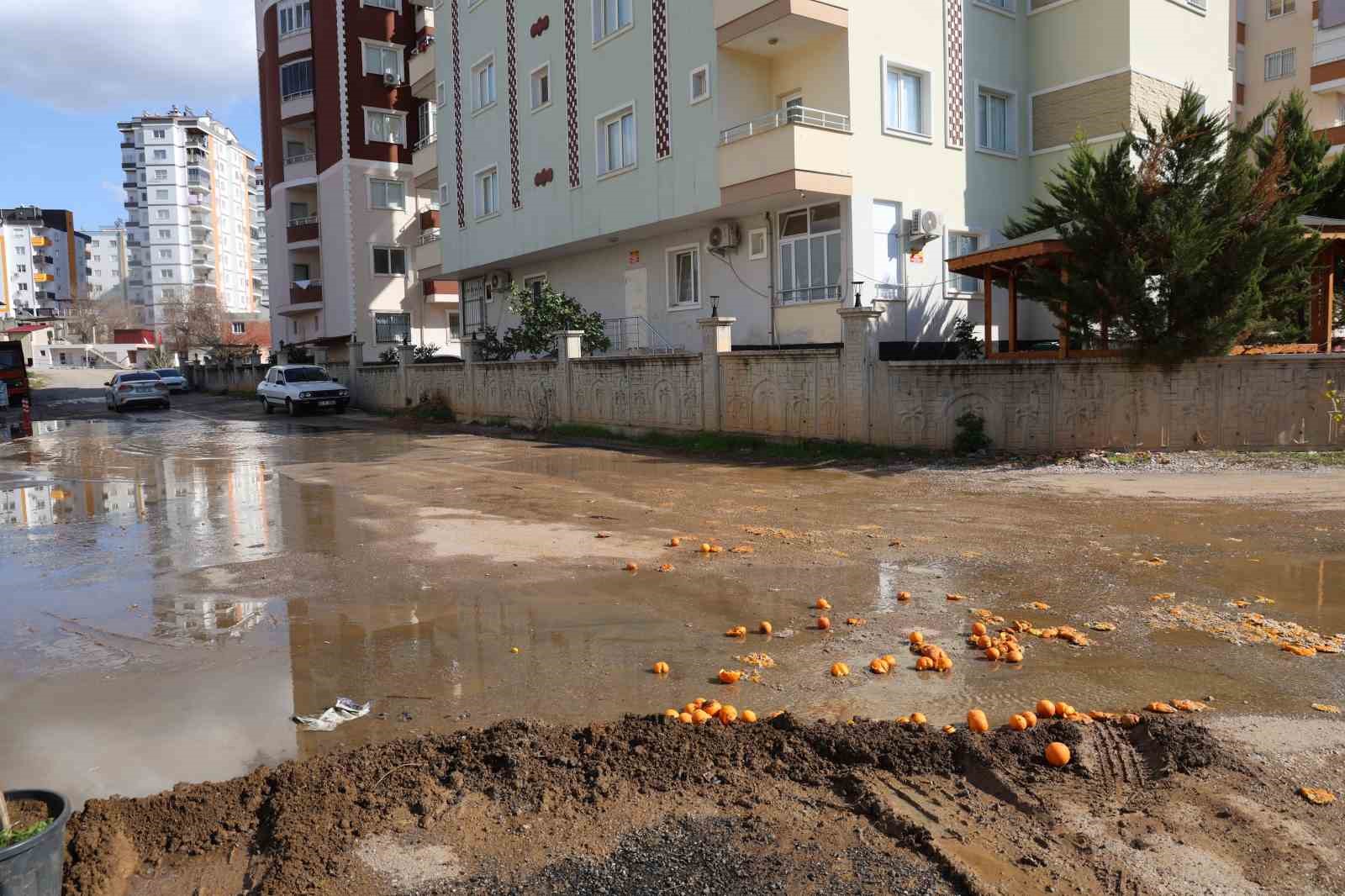 Adana’da iğrenç manzara: Lağımlar sokağa taşıyor, çocuklar üzerinden atlamak zorunda kalıyor
