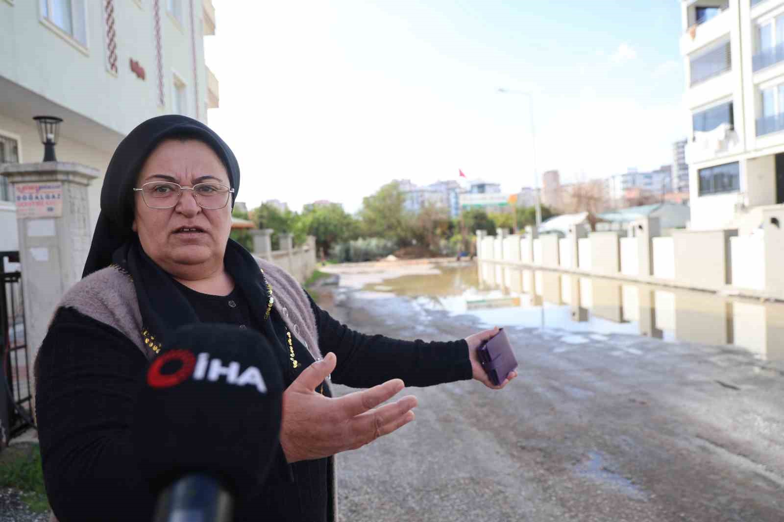 Adana’da iğrenç manzara: Lağımlar sokağa taşıyor, çocuklar üzerinden atlamak zorunda kalıyor
