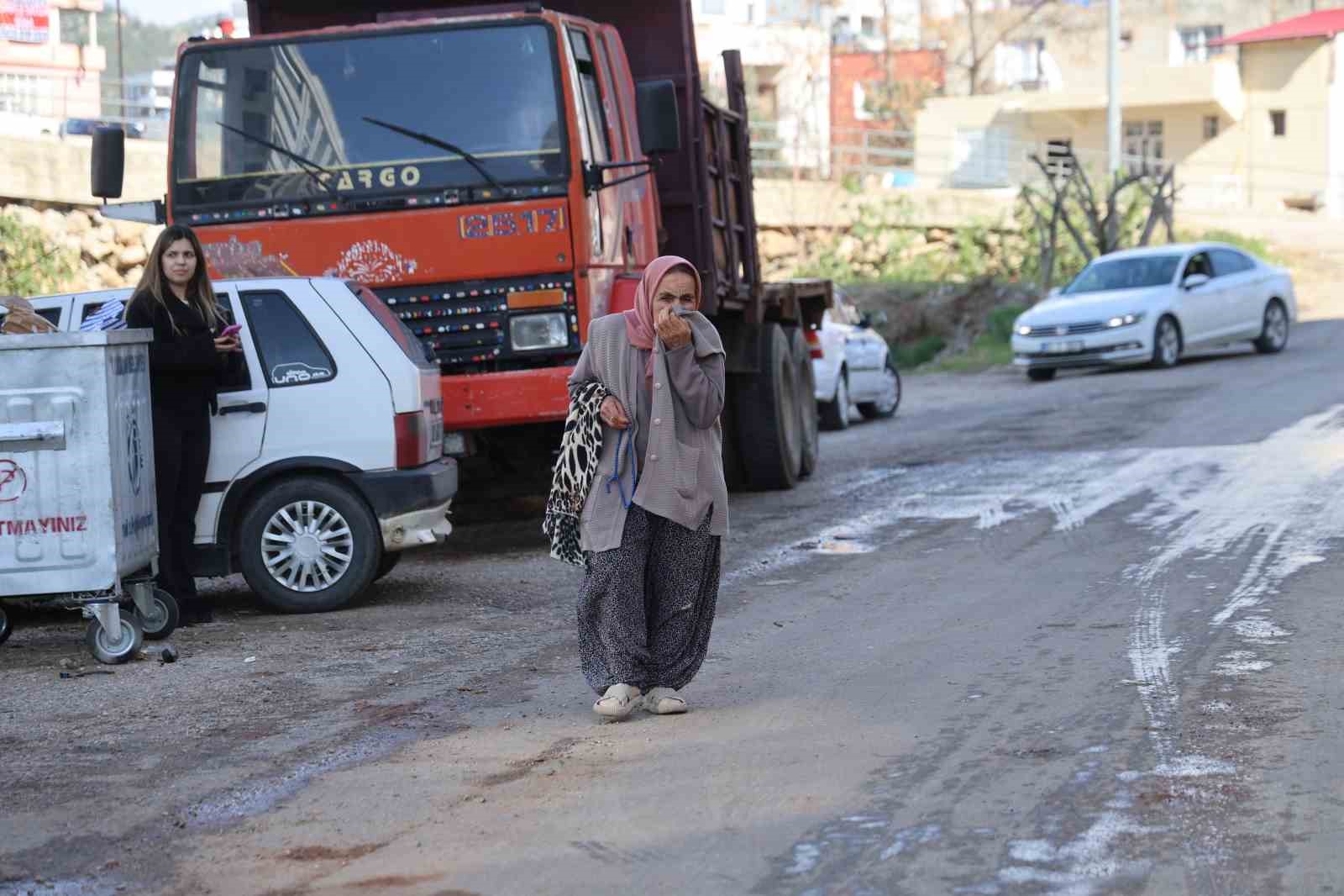 Adana’da iğrenç manzara: Lağımlar sokağa taşıyor, çocuklar üzerinden atlamak zorunda kalıyor
