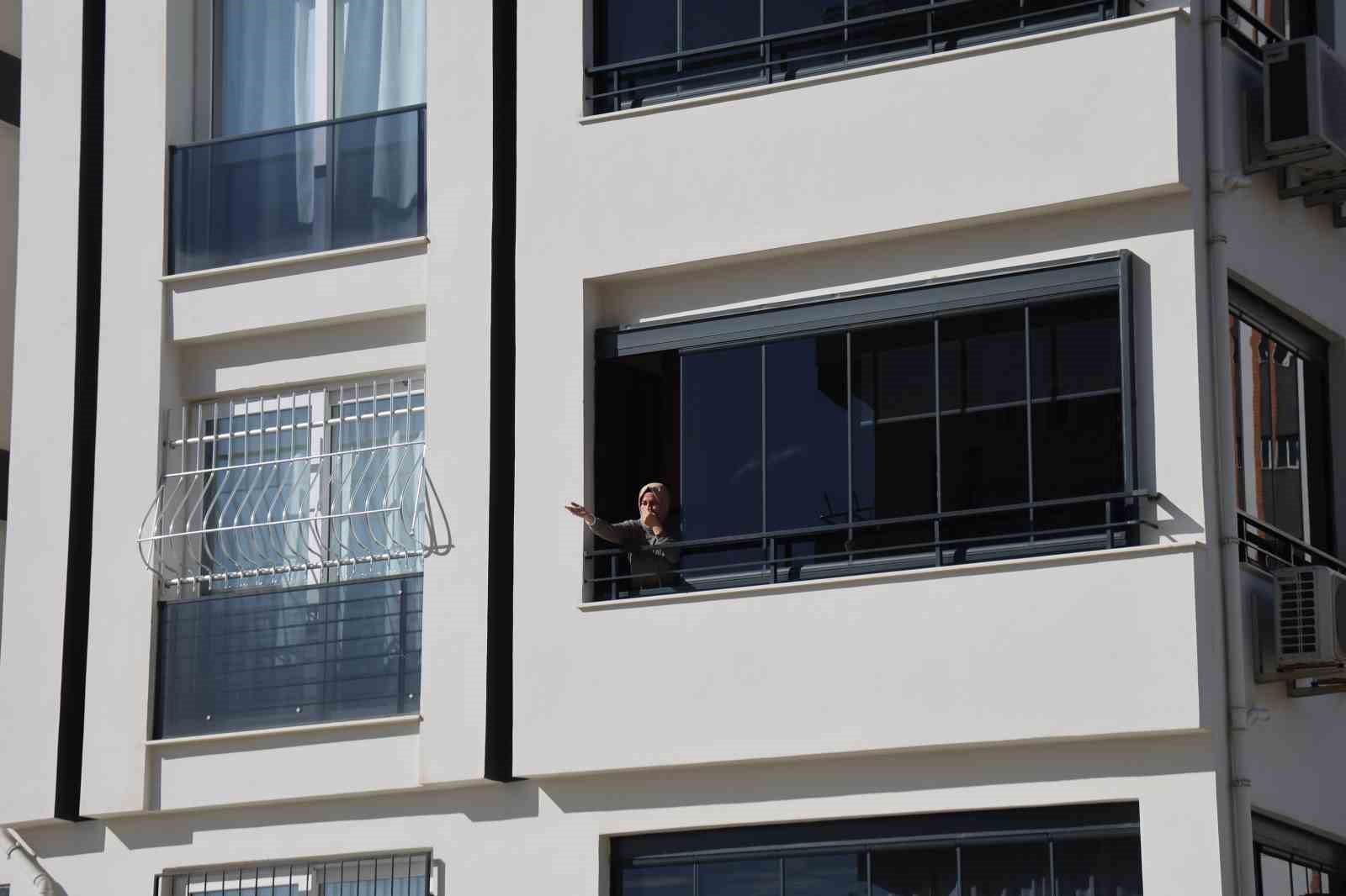 Adana’da iğrenç manzara: Lağımlar sokağa taşıyor, çocuklar üzerinden atlamak zorunda kalıyor
