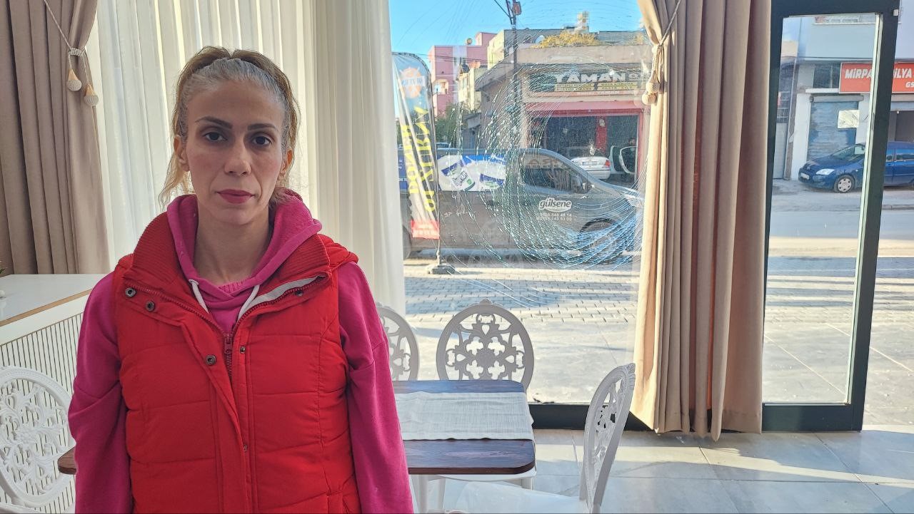 Adana’da iki kız kardeşin işlettiği düğün organizasyon ofisine taşlı saldırı
Adana’da iki kız kardeşin işlettiği düğün organizasyon ofisine taşlı saldırı