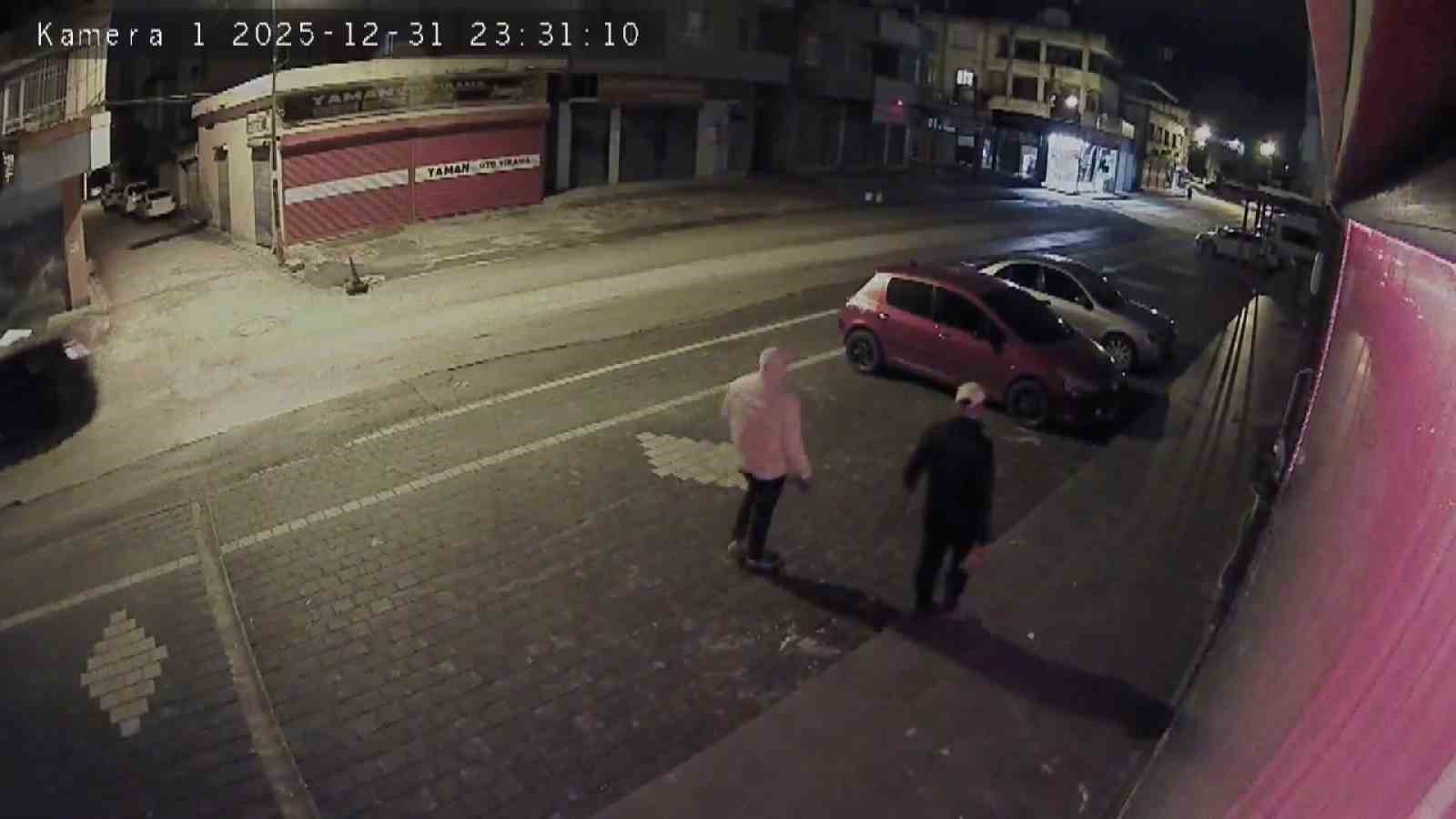 Adana’da iki kız kardeşin işlettiği düğün organizasyon ofisine taşlı saldırı
Adana’da iki kız kardeşin işlettiği düğün organizasyon ofisine taşlı saldırı