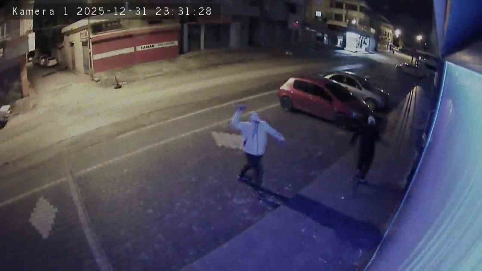 Adana’da iki kız kardeşin işlettiği düğün organizasyon ofisine taşlı saldırı
Adana’da iki kız kardeşin işlettiği düğün organizasyon ofisine taşlı saldırı