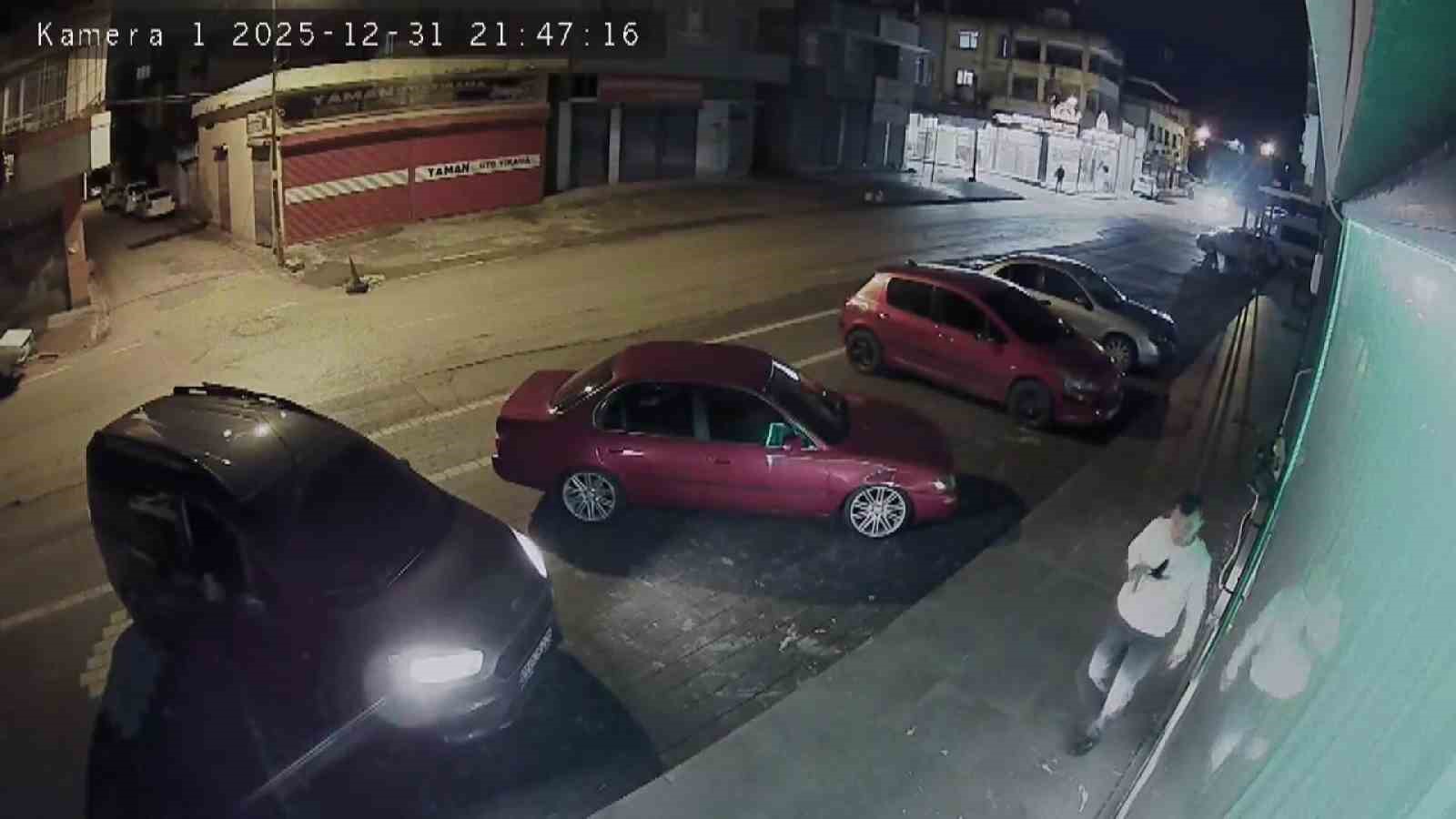 Adana’da iki kız kardeşin işlettiği düğün organizasyon ofisine taşlı saldırı
Adana’da iki kız kardeşin işlettiği düğün organizasyon ofisine taşlı saldırı