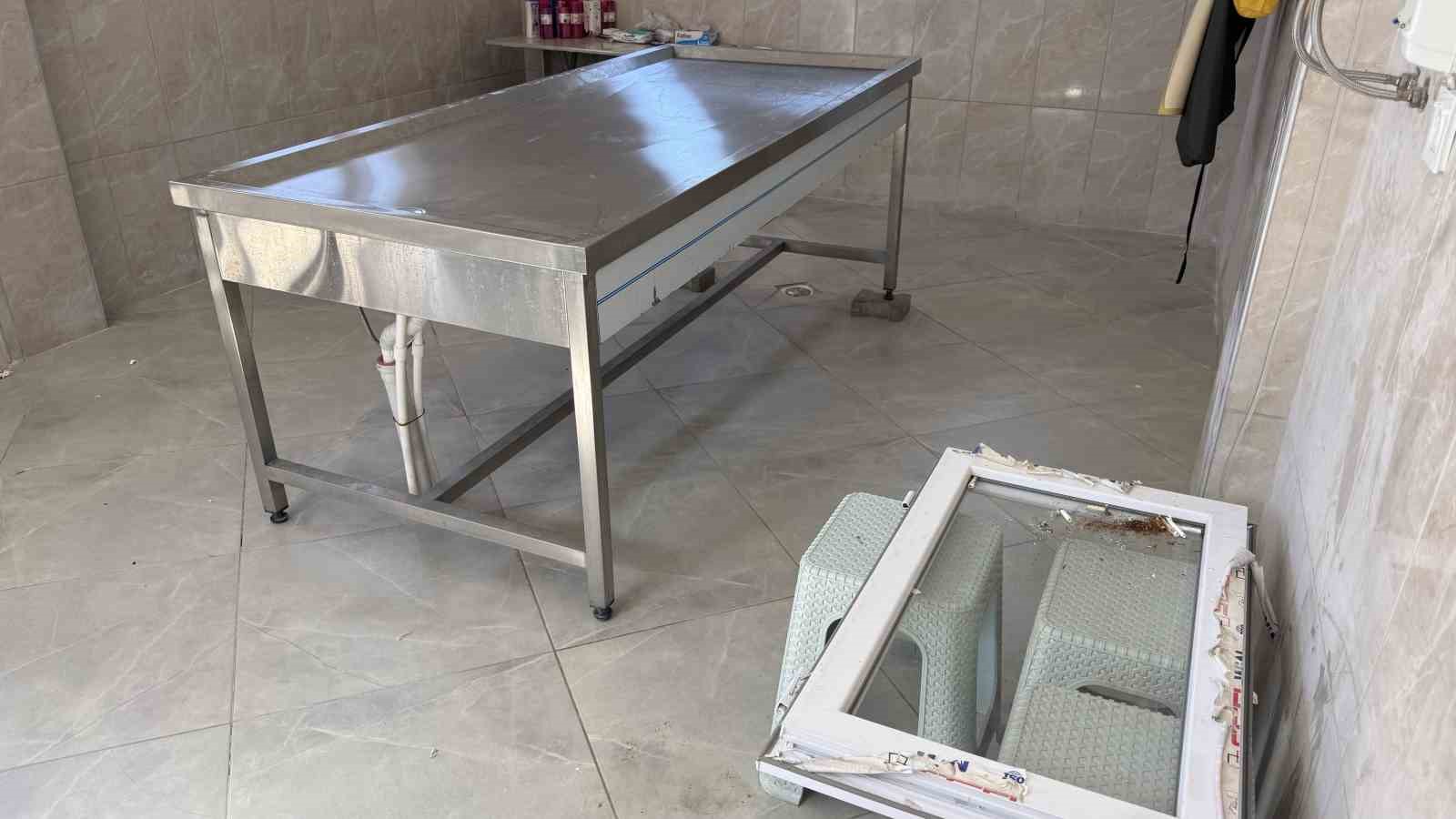 Adana’da ilginç hırsızlık: Gasilhaneden kefen çaldılar
