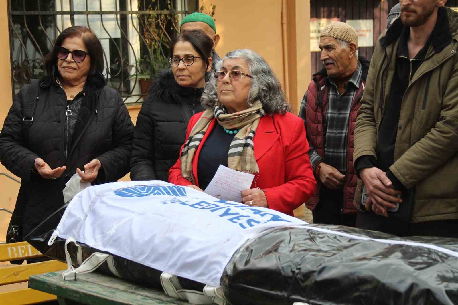 Adana’da ilginç hizmet gelmedi tepkisi: Muhtar, belediyenin cenazesini kaldırdı
