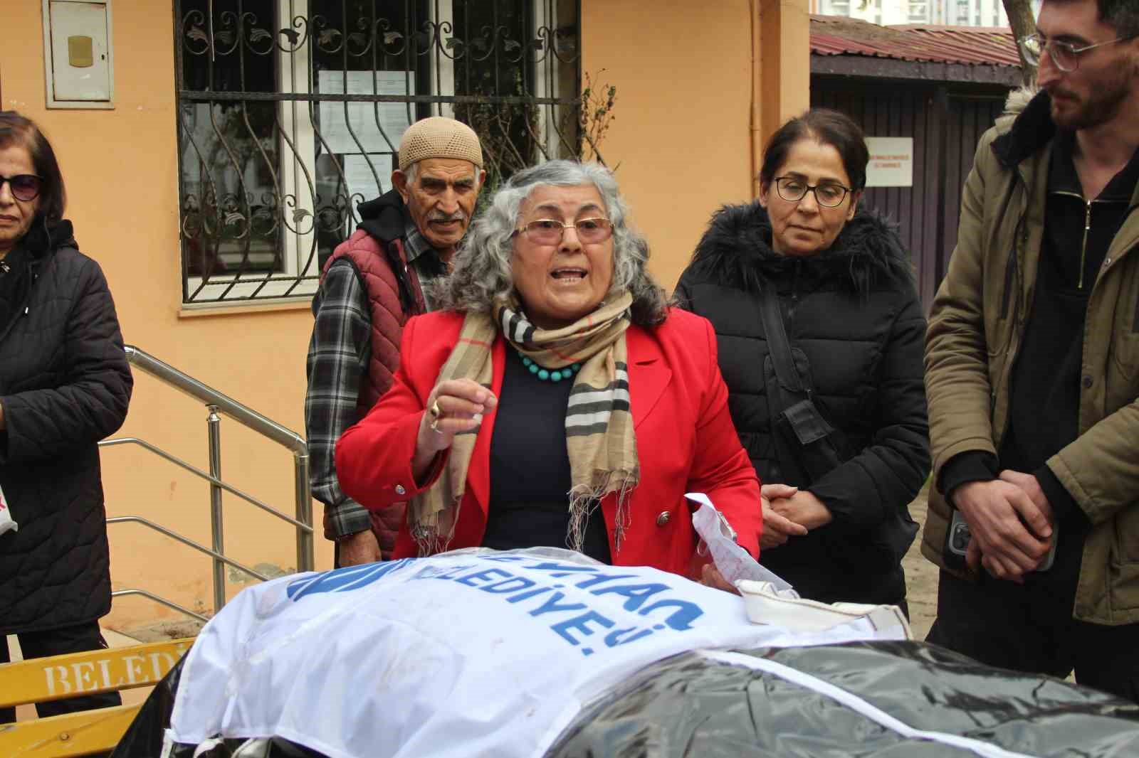Adana’da ilginç hizmet gelmedi tepkisi: Muhtar, belediyenin cenazesini kaldırdı
