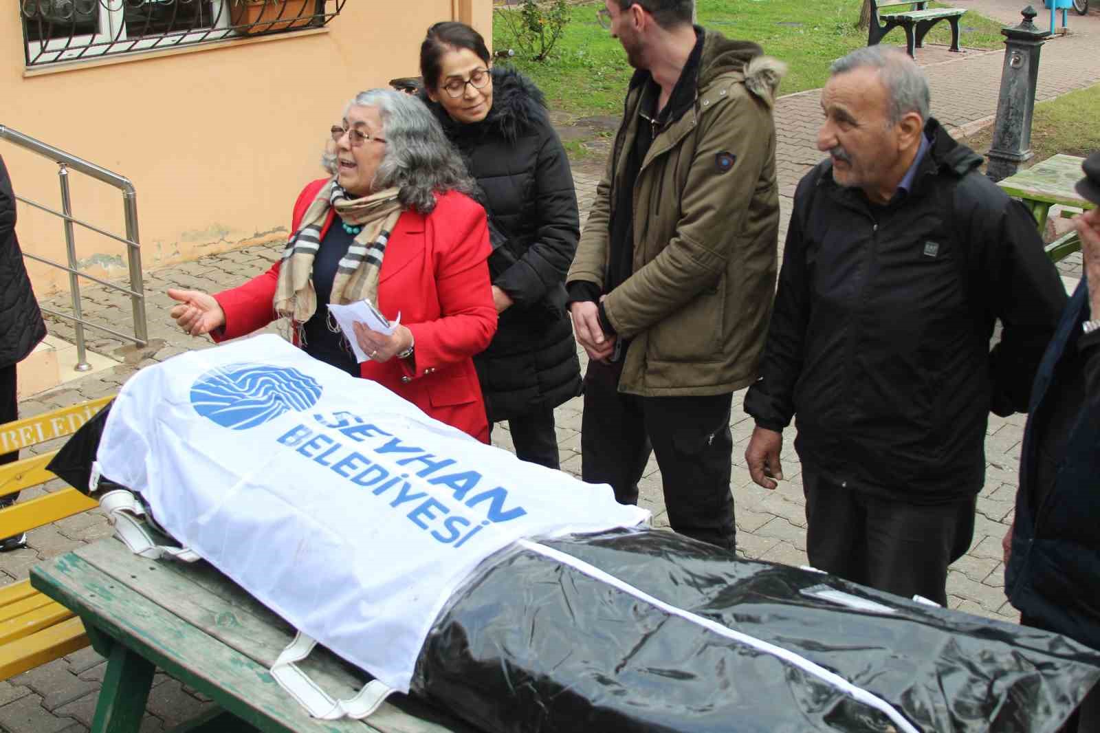 Adana’da ilginç hizmet gelmedi tepkisi: Muhtar, belediyenin cenazesini kaldırdı
