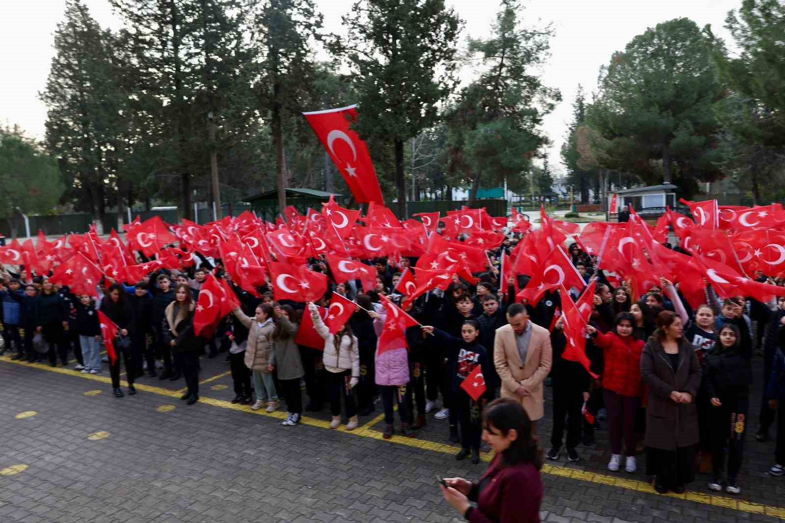 Adana’da ilk ders ’Bayrak Sevgisi’ temasıyla işlendi

