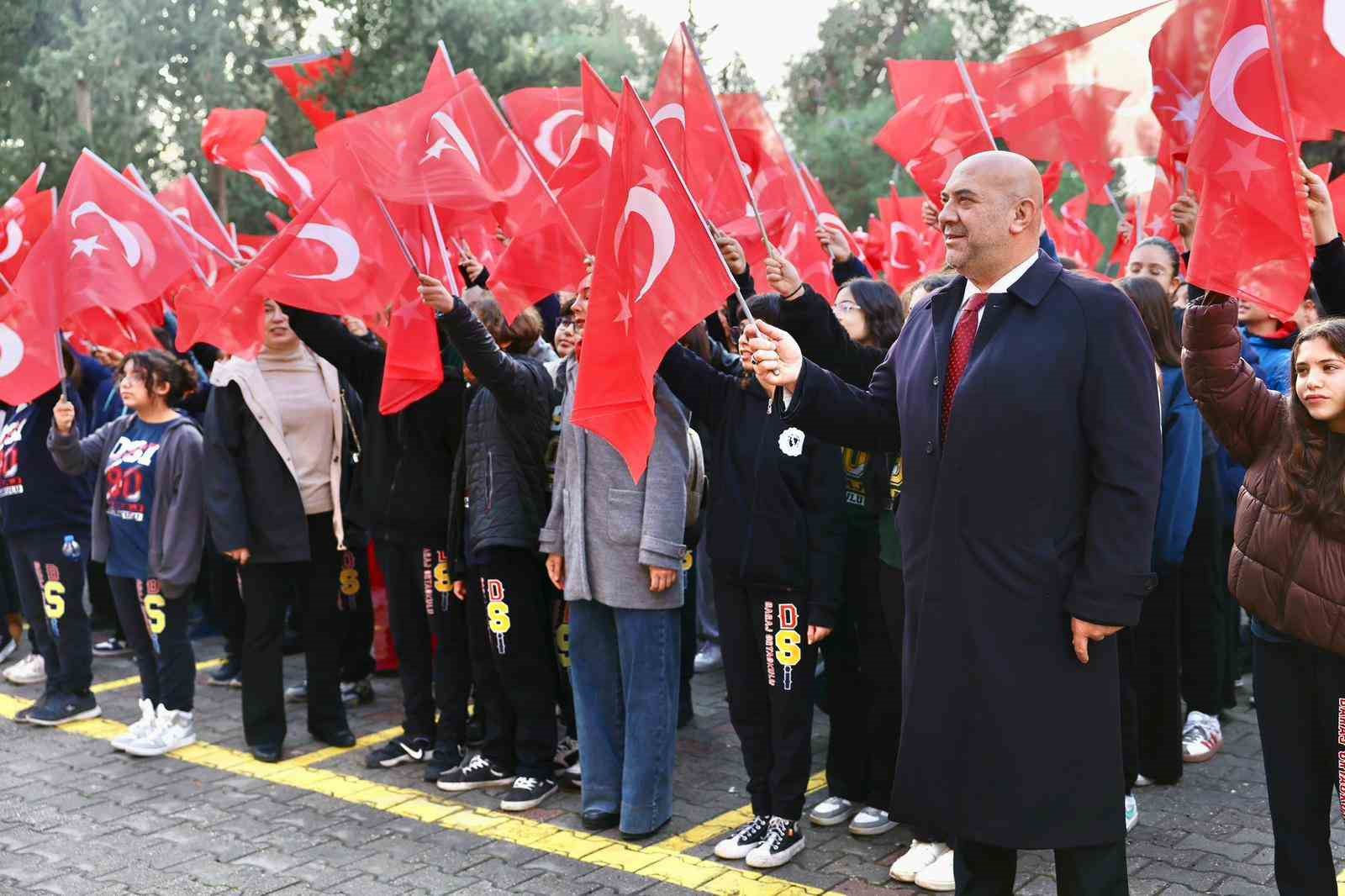 Adana’da ilk ders ’Bayrak Sevgisi’ temasıyla işlendi

