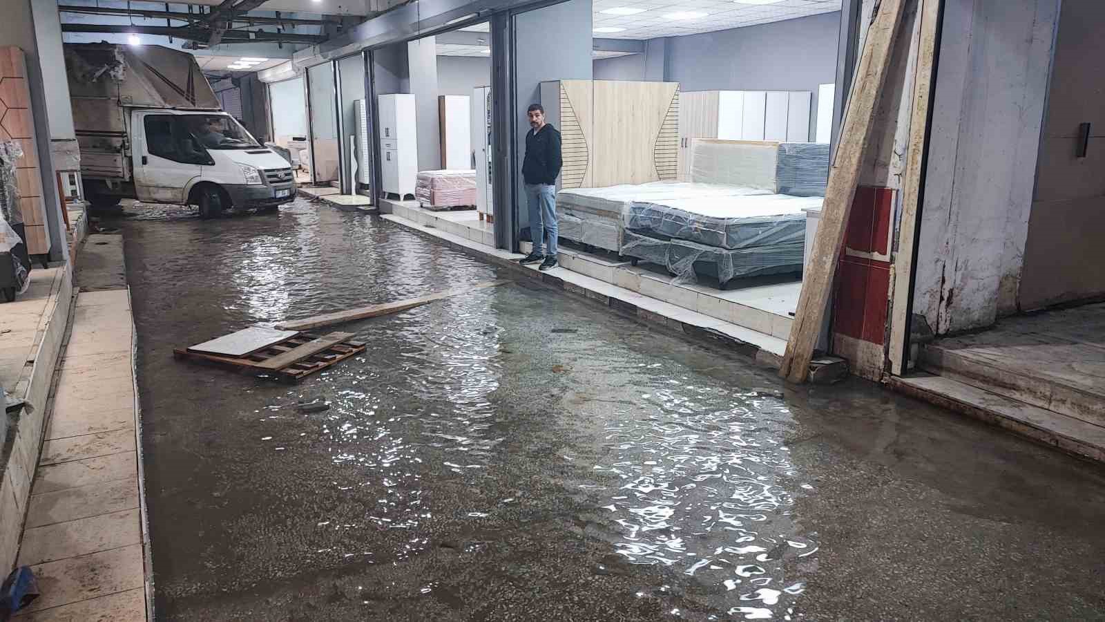 Adana’da iş hanını 27 yıldır su basıyor
