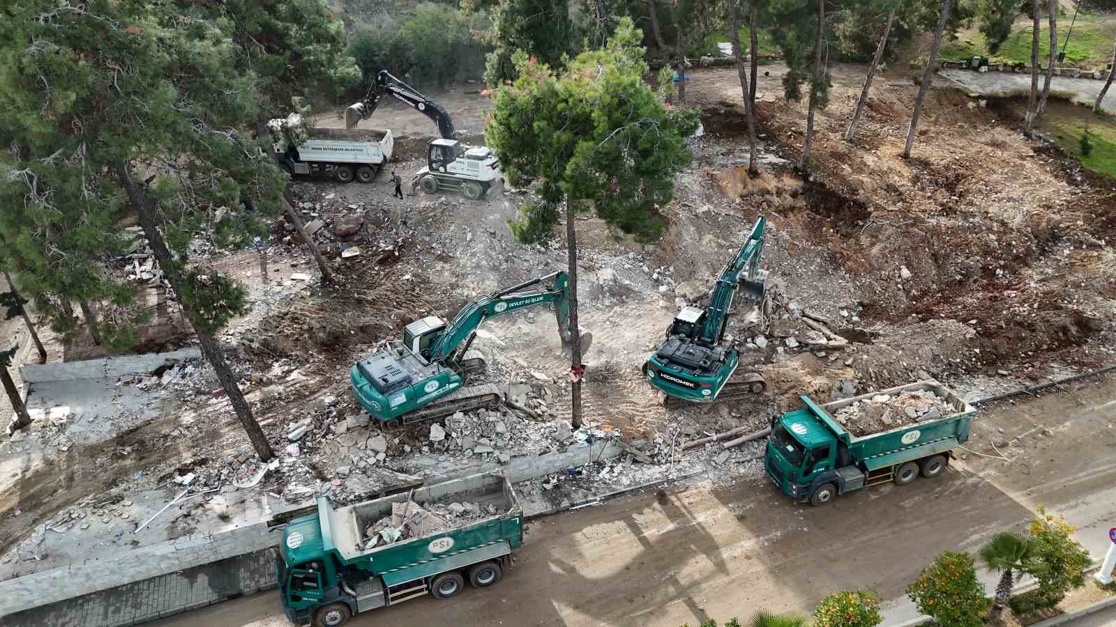 Adana’da kaçak işletmeler yıkılıyor
