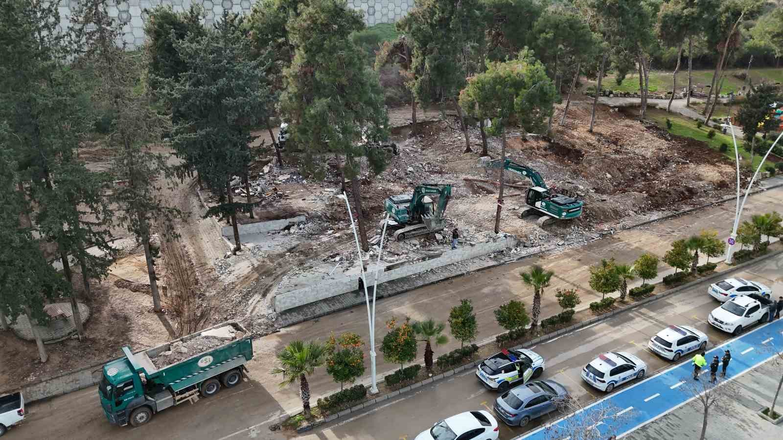 Adana’da kaçak işletmeler yıkılıyor
