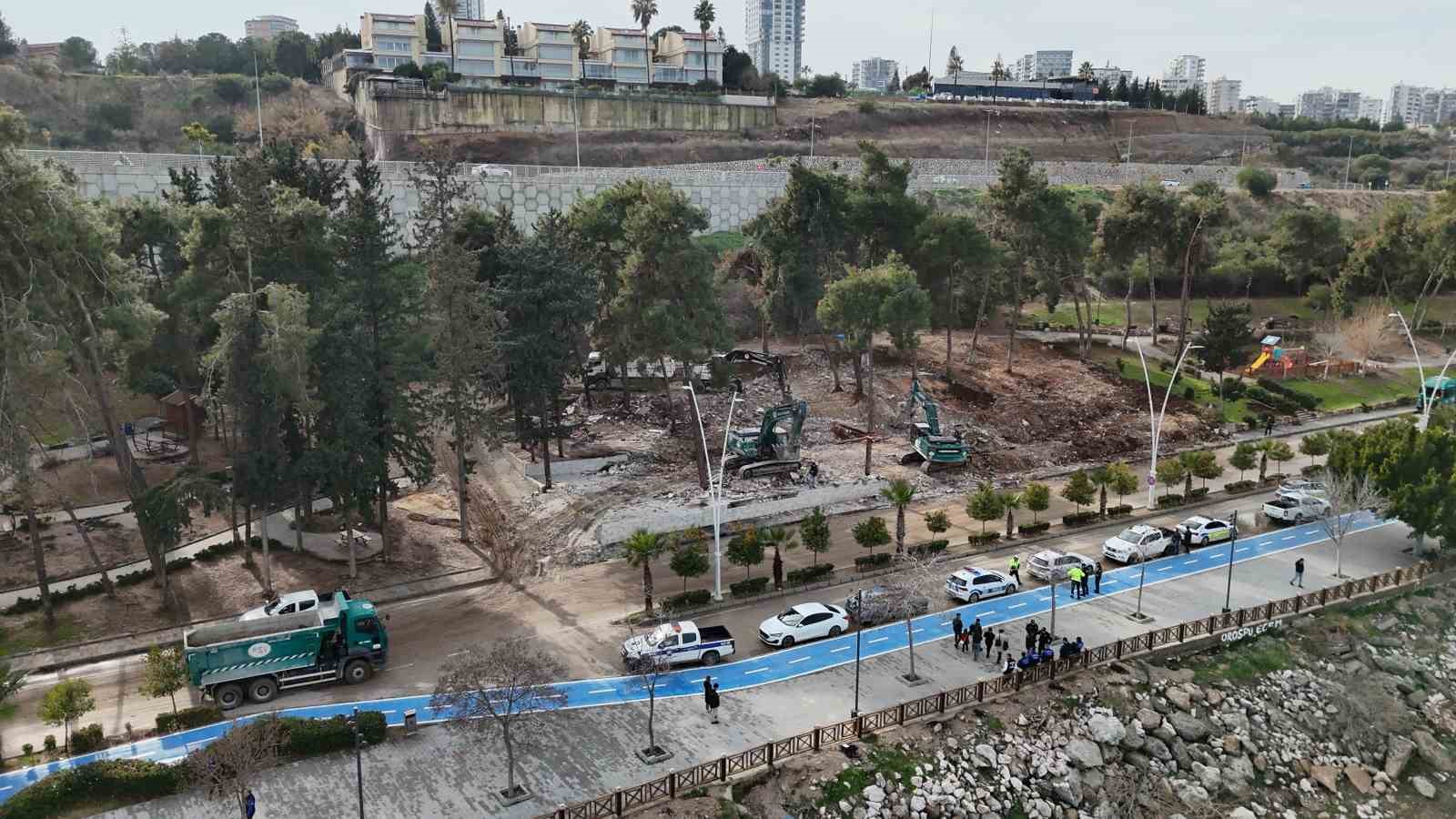 Adana’da kaçak işletmeler yıkılıyor
