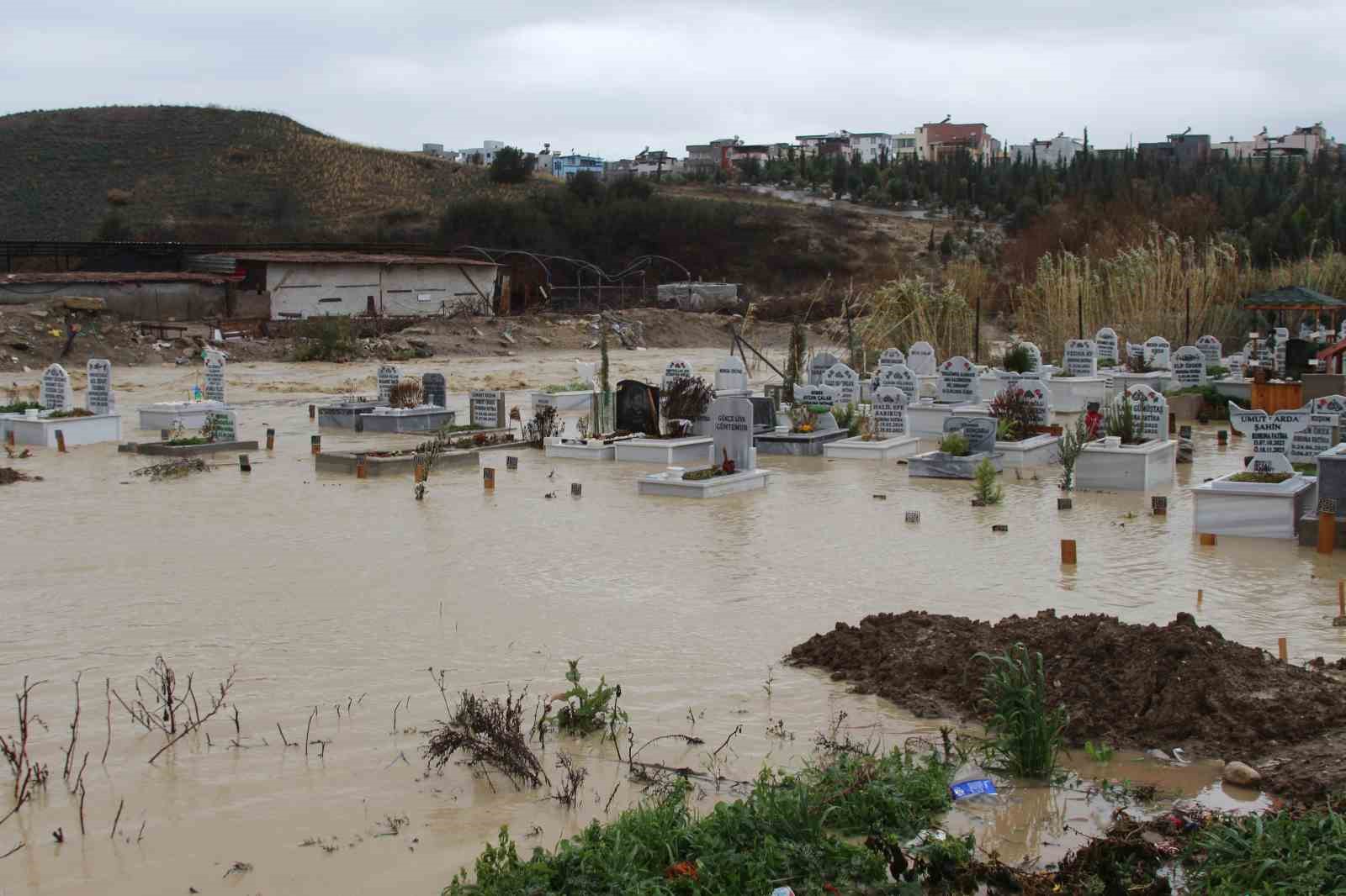 Adana’da kanal taştı, mezarlar sular altında kaldı
