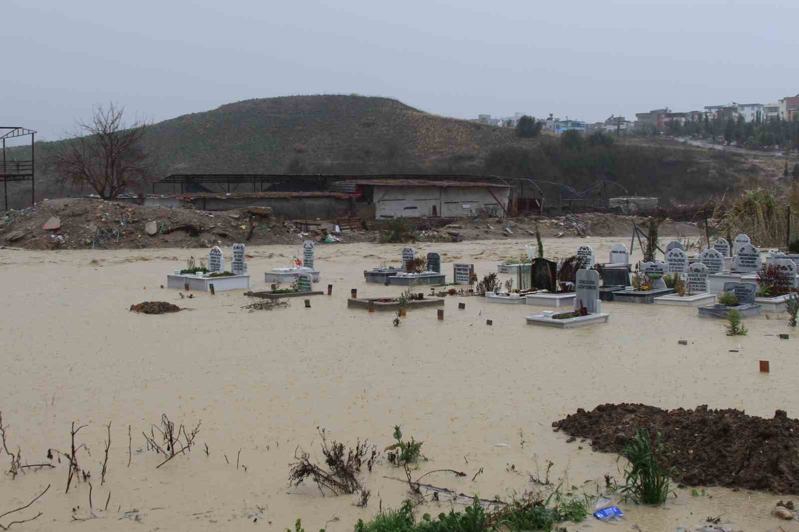 Adana’da kanal taştı, mezarlar sular altında kaldı
