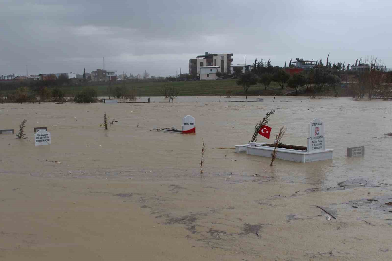 Adana’da kanal taştı, mezarlar sular altında kaldı
