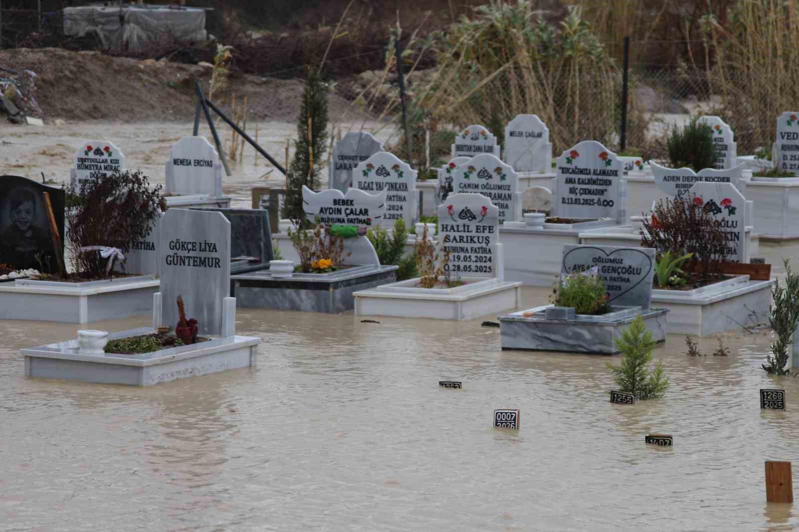 Adana’da kanal taştı, mezarlar sular altında kaldı
