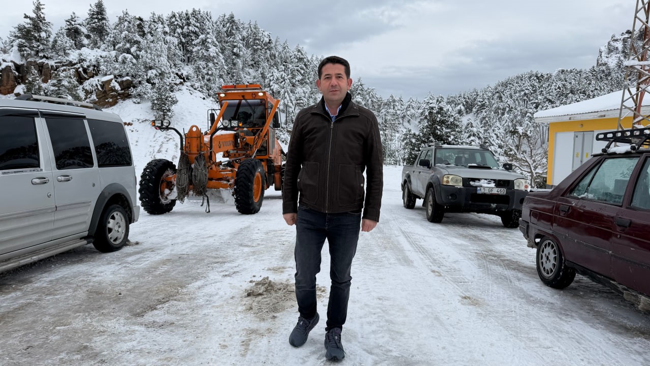 Adana’da karla mücadele: Mahsur kalan araçlar kurtarılırken vatandaşlara da sıcak içecek ikramı yapıldı
