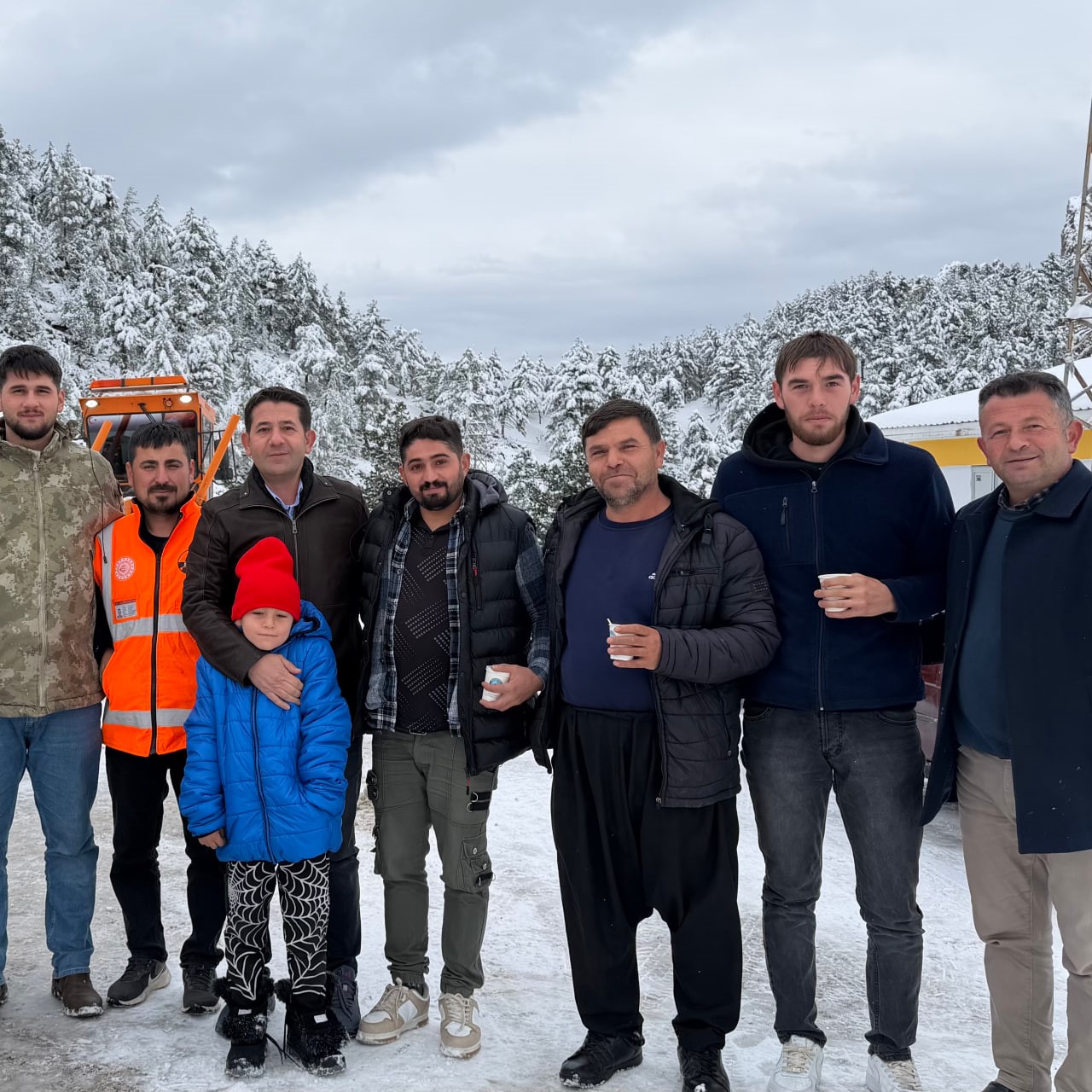 Adana’da karla mücadele: Mahsur kalan araçlar kurtarılırken vatandaşlara da sıcak içecek ikramı yapıldı
