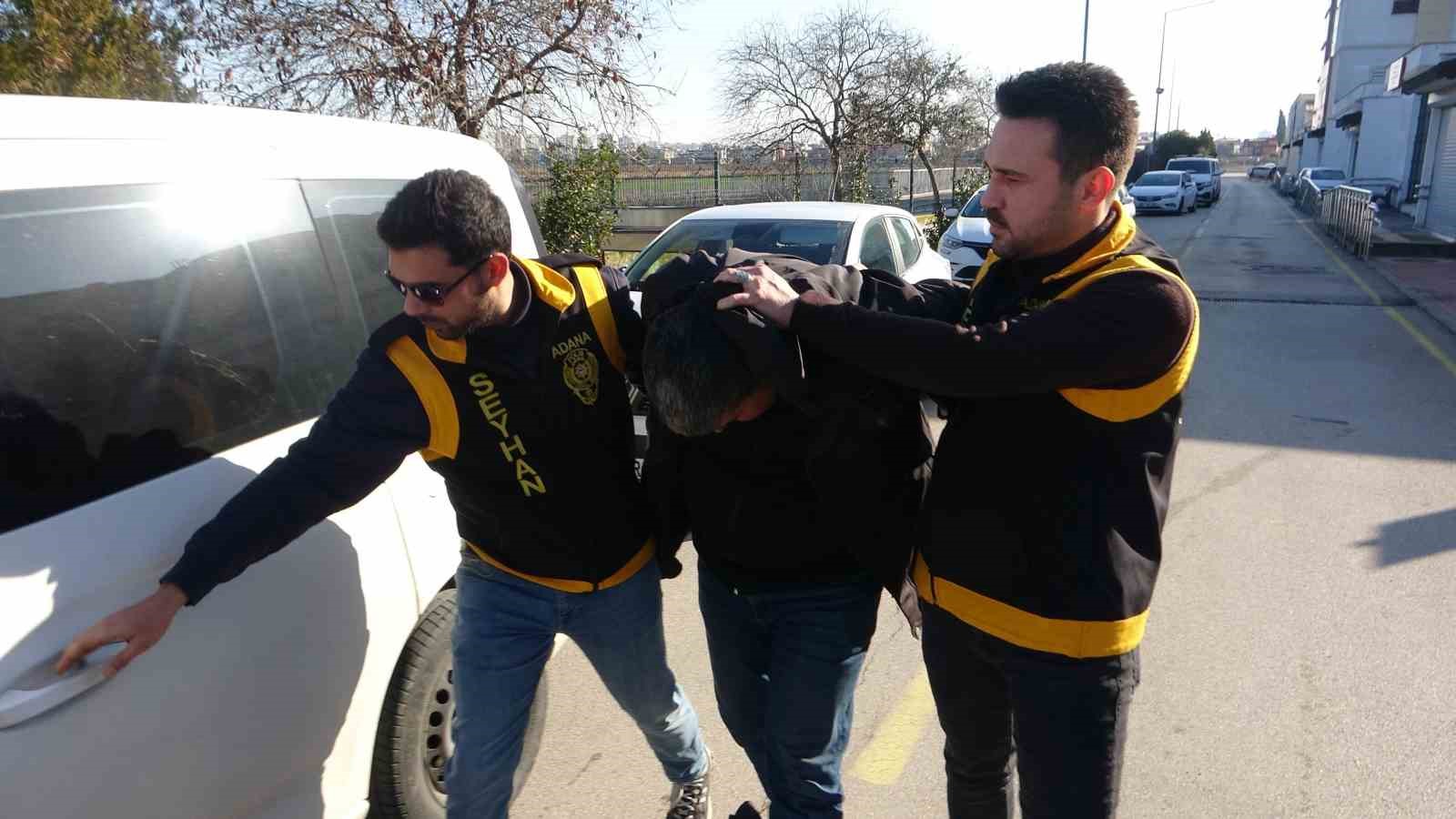 Adana’da kaskla servis aracının camını kıran sürücü serbest kaldı
Adana’da kaskla servis aracının camını kıran sürücü serbest kaldı