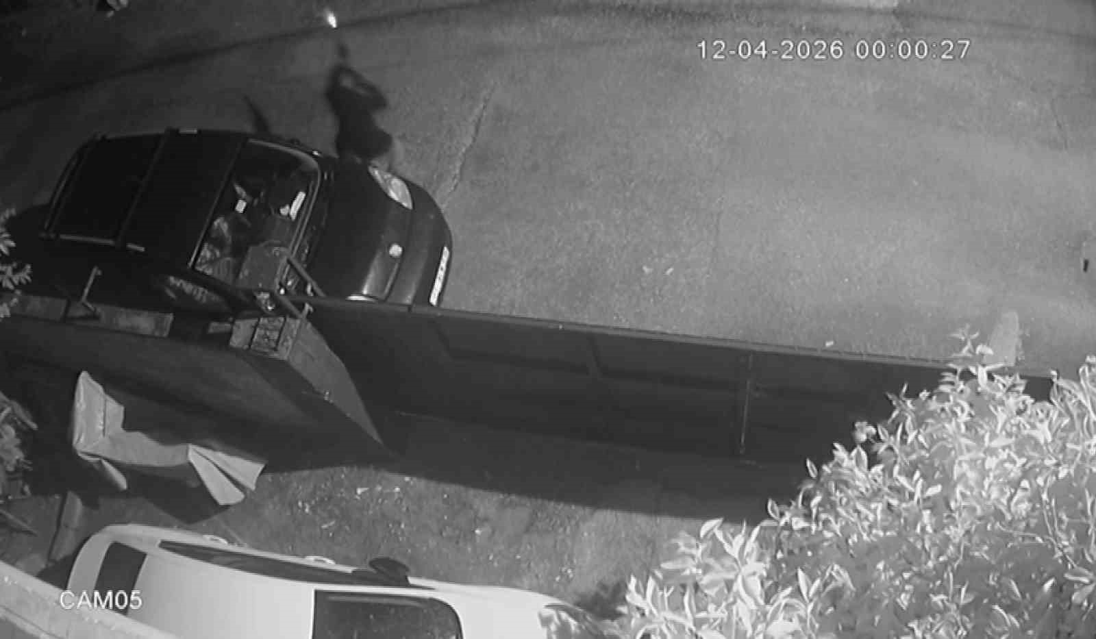 Adana’da kasklı saldırgan dehşeti: Eve tüfekle kurşun yağdırdı
