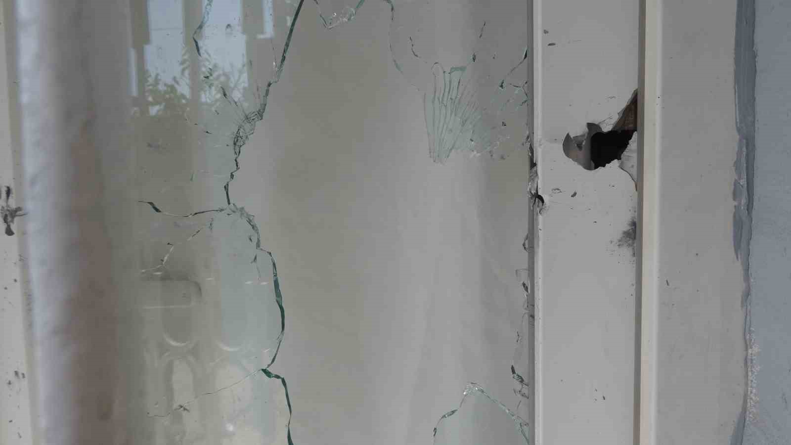 Adana’da kasklı saldırgan dehşeti: Eve tüfekle kurşun yağdırdı
