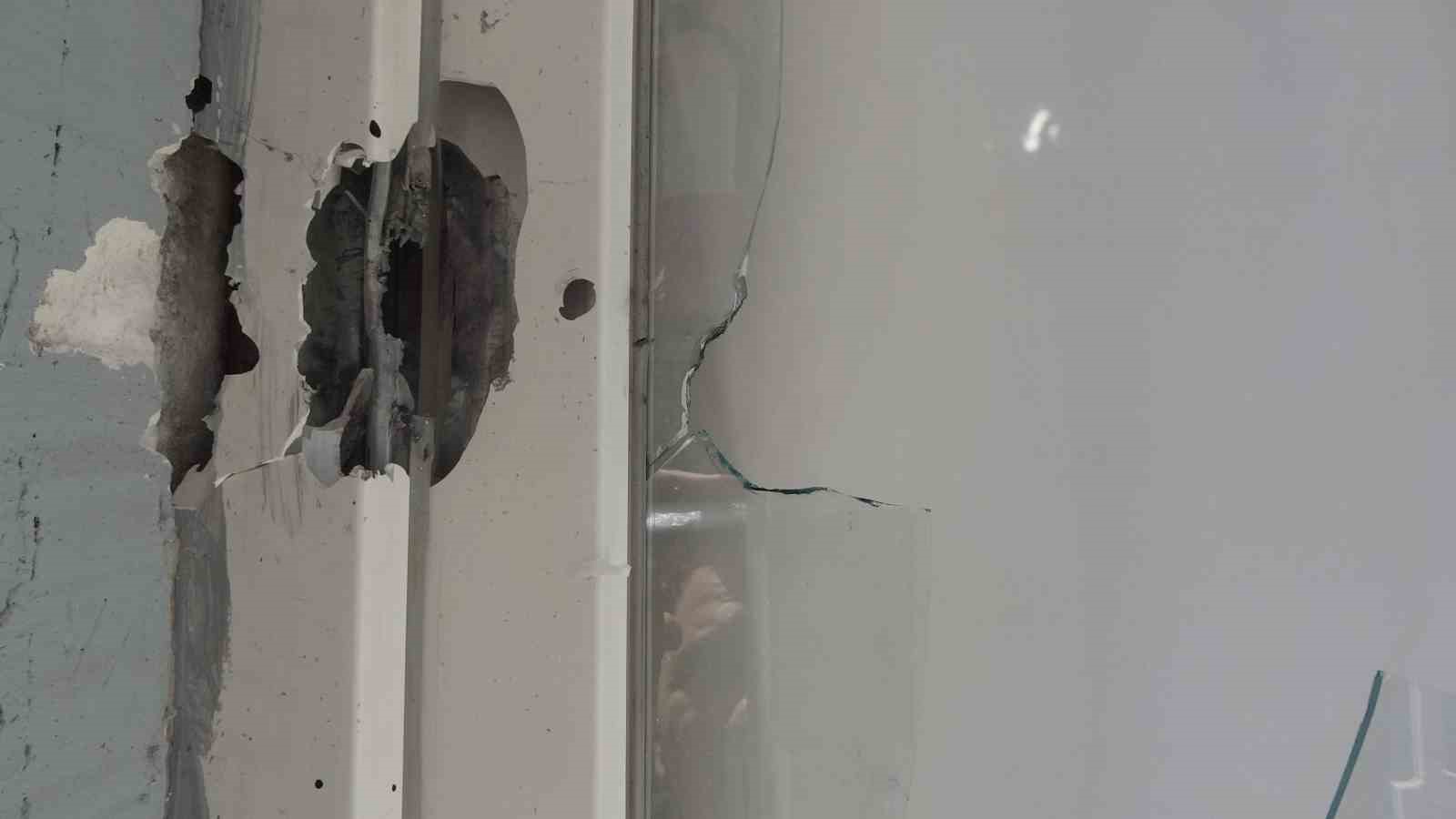 Adana’da kasklı saldırgan dehşeti: Eve tüfekle kurşun yağdırdı
