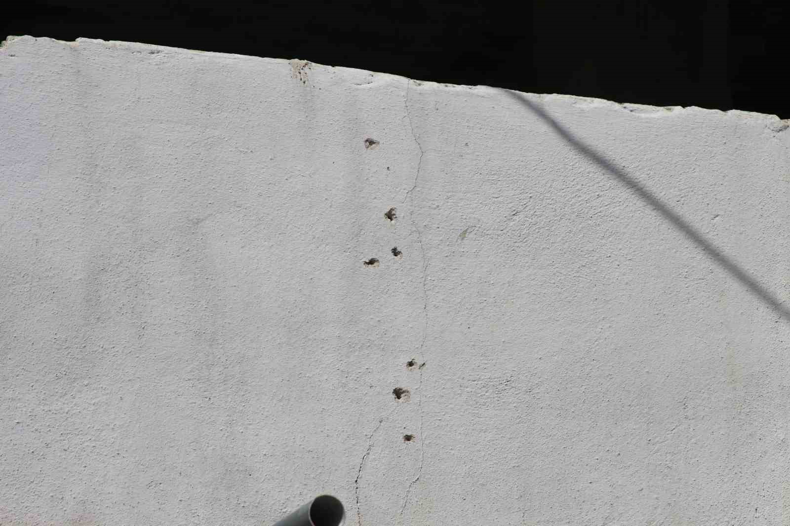 Adana’da kasklı saldırgan dehşeti: Eve tüfekle kurşun yağdırdı
