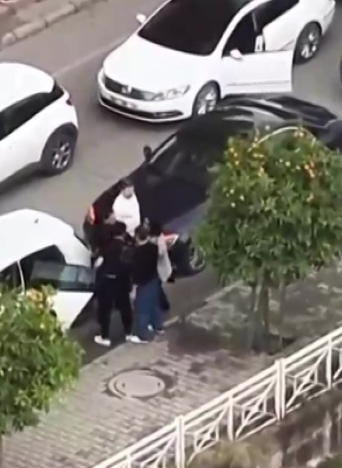 Adana’da koca eşini tartaklayıp, otomobiliyle aracına defalarca vurdu
