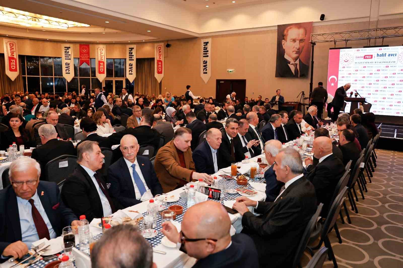 Adana’da koruyucu aileler ve çocukları iftarda buluştu
Adana’da koruyucu aileler ve çocukları iftarda buluştu