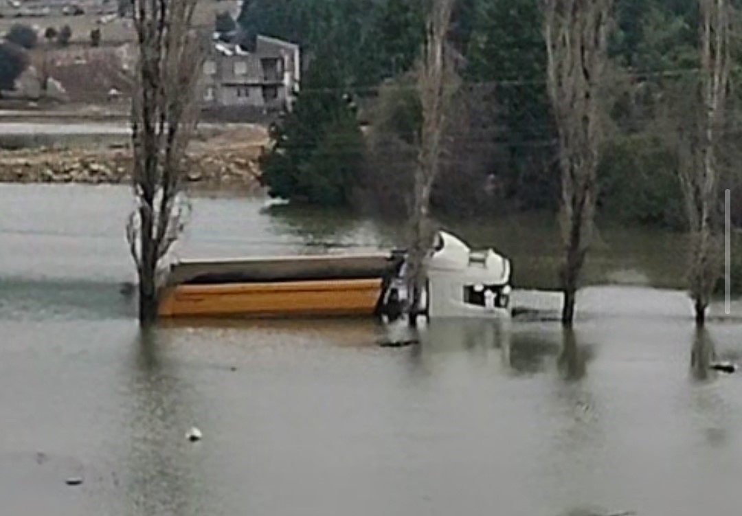 Adana’da köyü su bastı: Yollar kapandı, bir kamyon suya gömüldü
