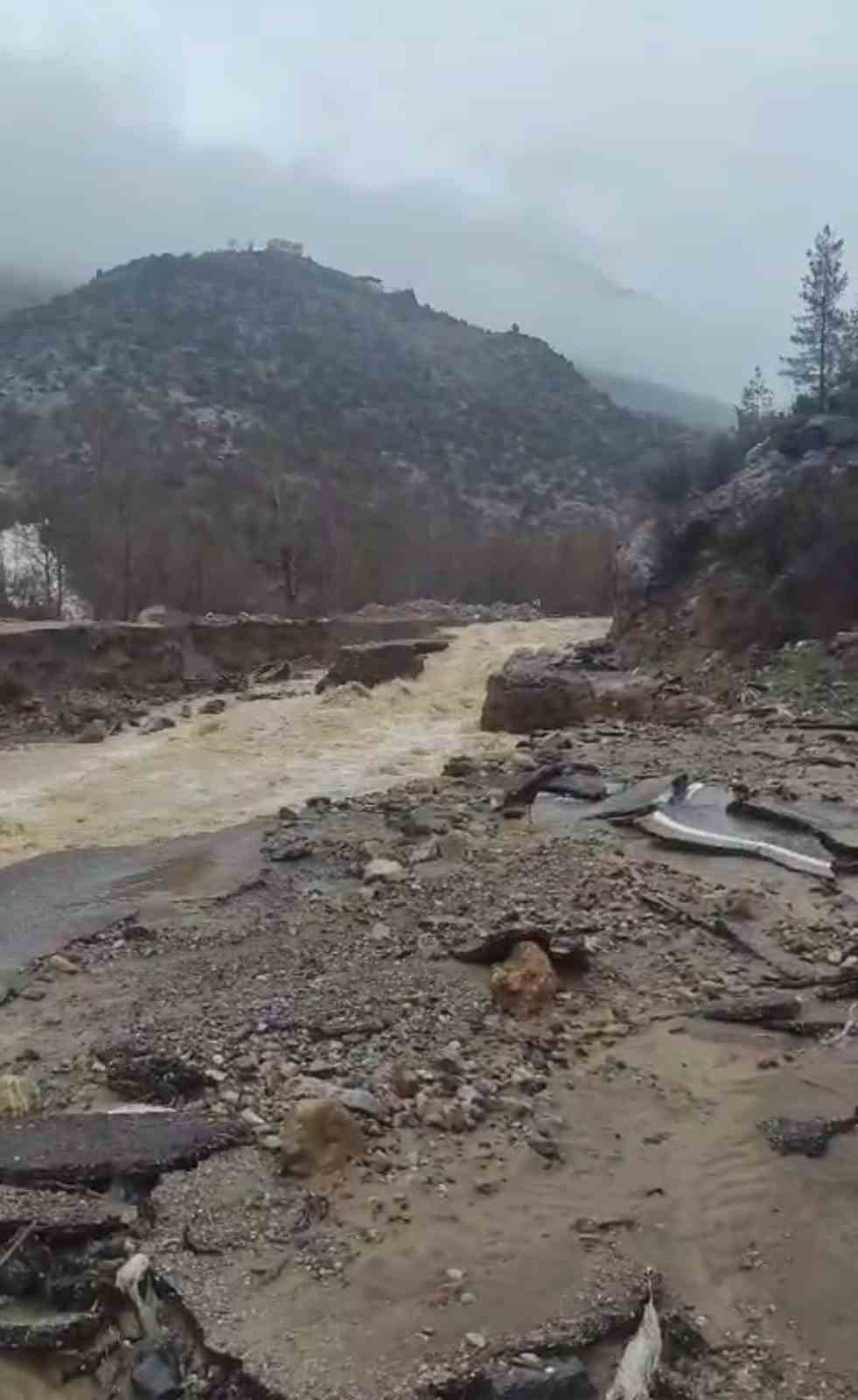 Adana’da Kozan-Kayseri karayolu ulaşıma kapandı
