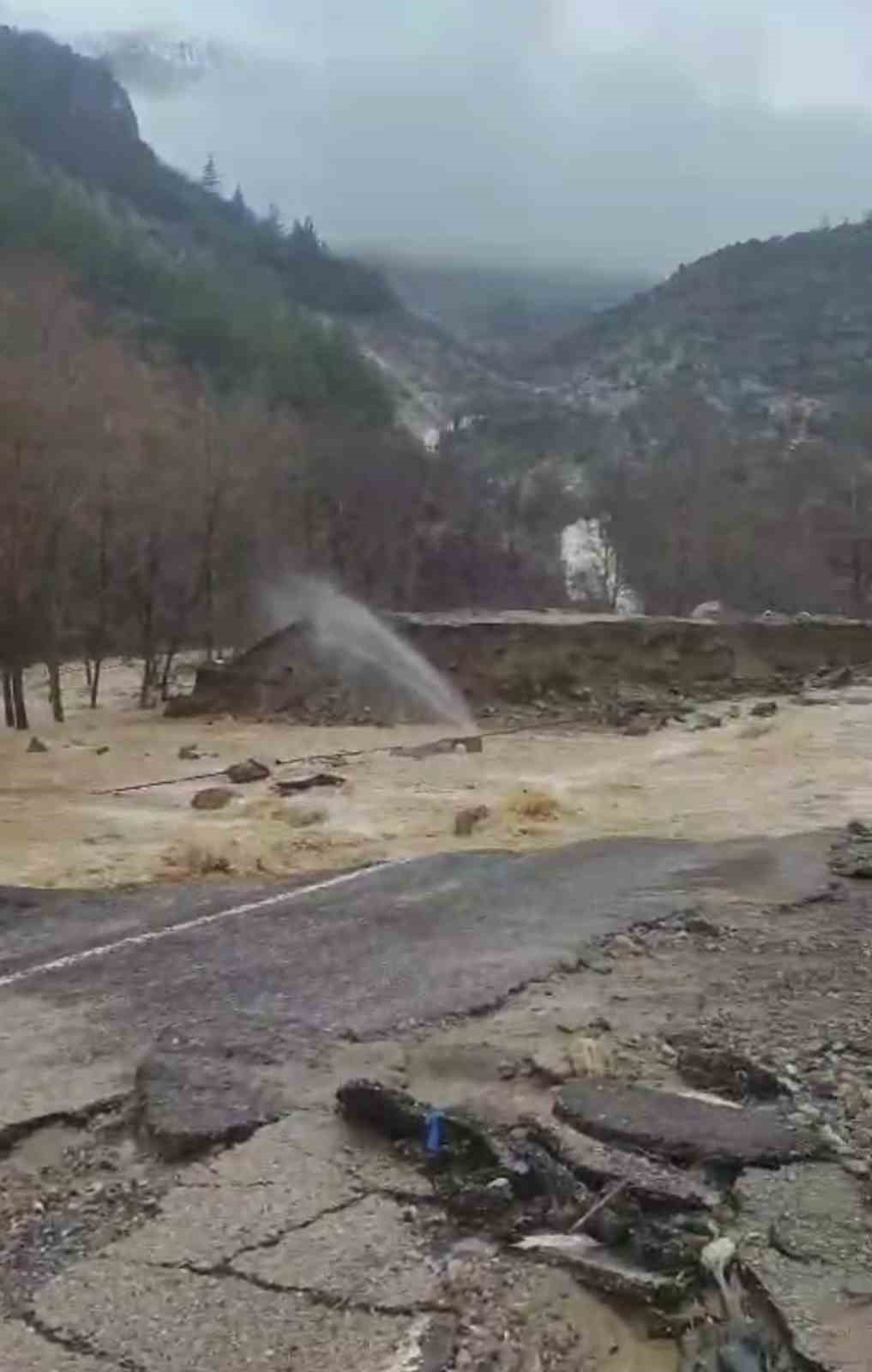 Adana’da Kozan-Kayseri karayolu ulaşıma kapandı
