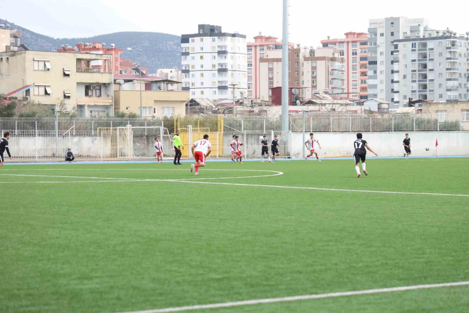 Adana’da liseli gençlerin maç heyecanı çıkan kavgayla yarıda kaldı
