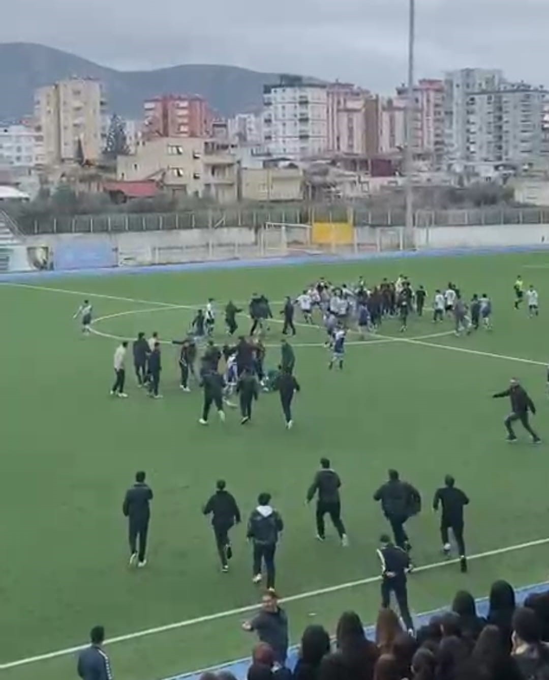 Adana’da liseli gençlerin maç heyecanı çıkan kavgayla yarıda kaldı
