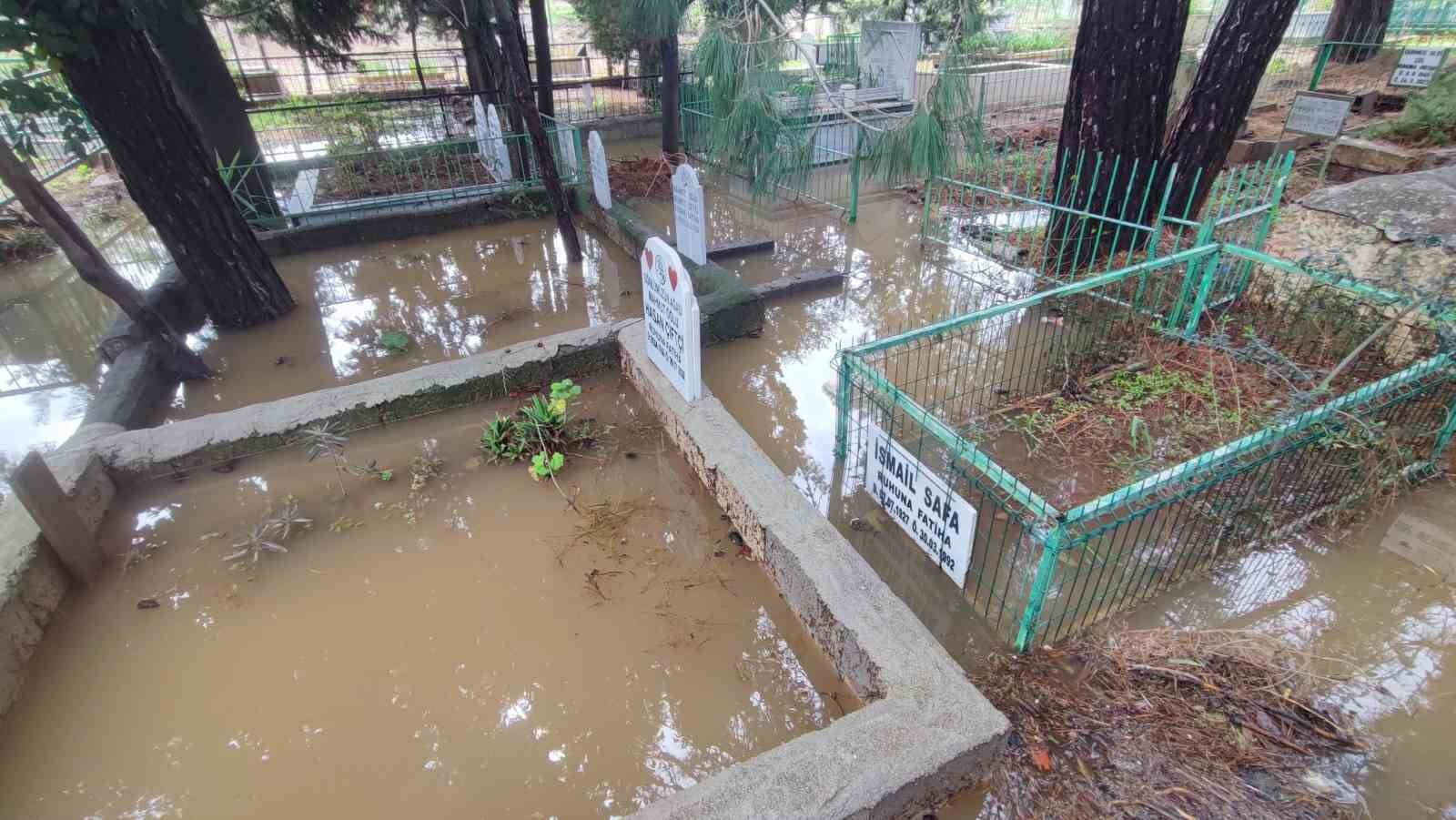 Adana’da mezarlık sular altında kaldı, vatandaşlar mezara poşetle girdi
