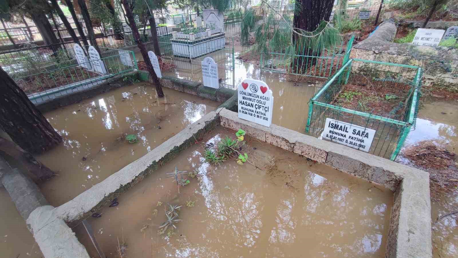Adana’da mezarlık sular altında kaldı, vatandaşlar mezara poşetle girdi

