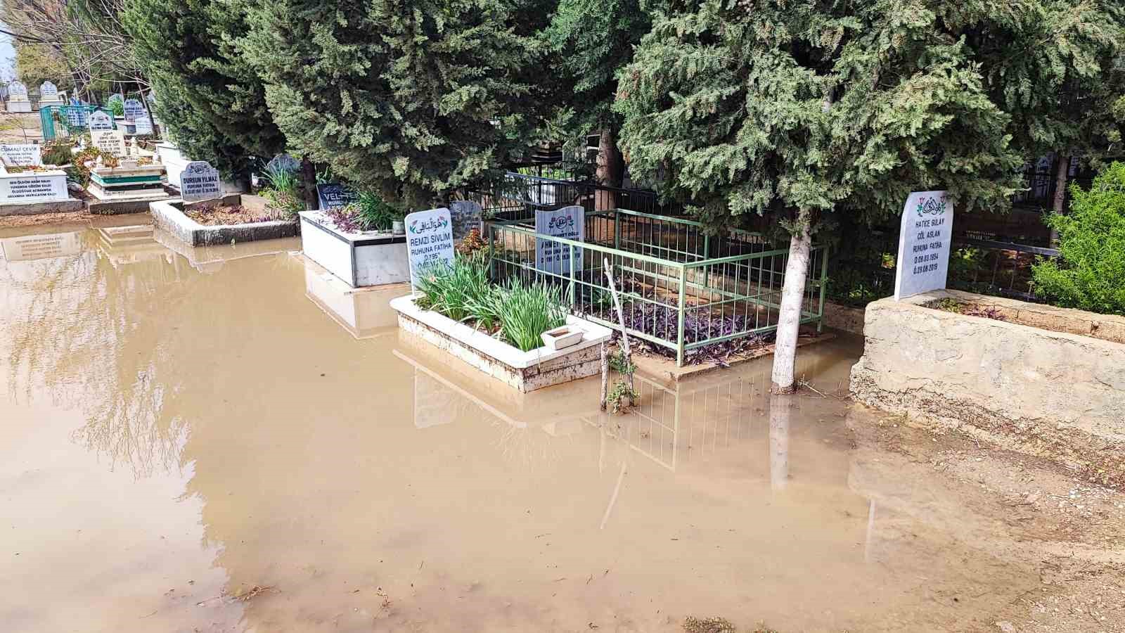Adana’da mezarlık sular altında kaldı, vatandaşlar mezara poşetle girdi
