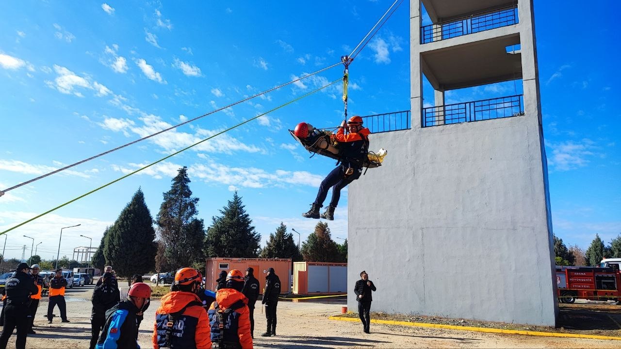 Adana’da nefes kesen deprem tatbikatı: Askıda kalan araçtakileri kurtardılar
