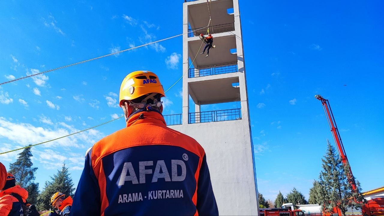 Adana’da nefes kesen deprem tatbikatı: Askıda kalan araçtakileri kurtardılar
