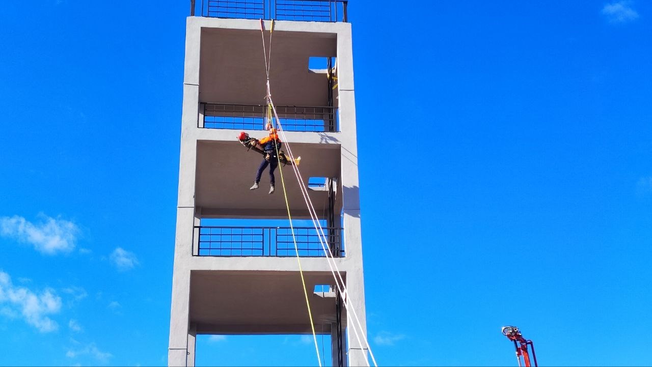 Adana’da nefes kesen deprem tatbikatı: Askıda kalan araçtakileri kurtardılar
